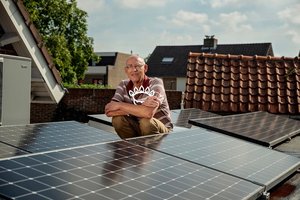 Foto van Cees Lodders op een dak met zonnepanelen