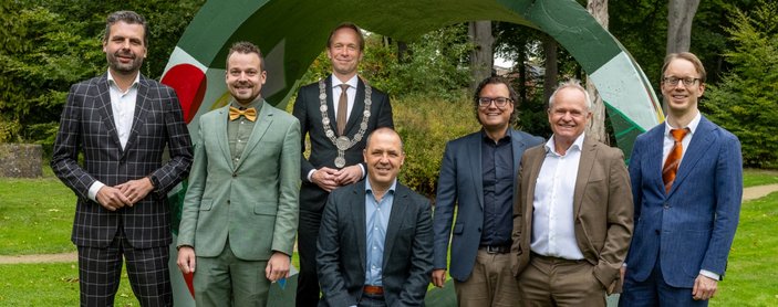 Foto: gemeentesecretaris, burgemeester en de wethouders.