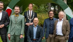 Foto: gemeentesecretaris, burgemeester en de wethouders.