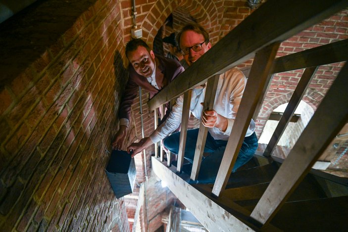 Wethouders Beenhakker en van der Zanden hangen vleermuistkast in Sint-Jantoren