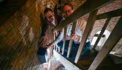 Wethouders Beenhakker en van der Zanden plaatsen vleermuiskast Wethouders Beenhakker en van der Zanden hangen vleermuistkast in Sint-Jantoren