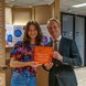 Burgemeester van Grootheest overhandigt het eerste vriendenboekje ‘Vrienden van Oosterhout’ aan Fien. Foto: Casper van Aggelen. 