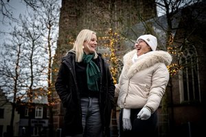 Laura en Lina samen op de foto