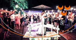 Echtpaar op bruiloftsfeest