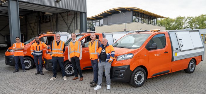drie nieuwe 100% elektrische straatreinigingsvoertuigen