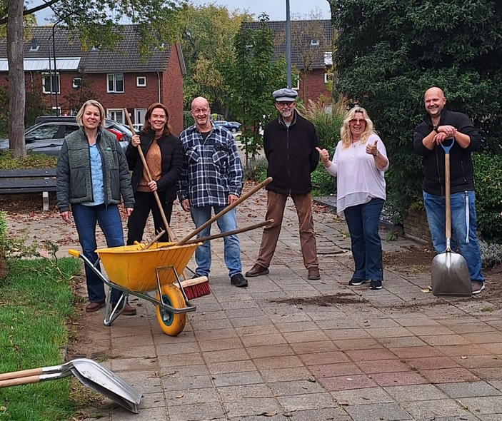 Groepsfoto buren tijdens vergroen je straat actie 