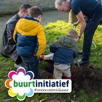 Inwoners bezig met een buurtmoestuin