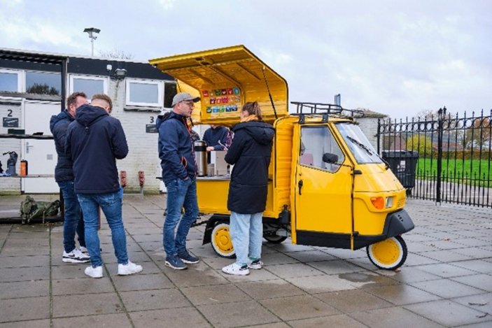 Geel Piaggio-busje